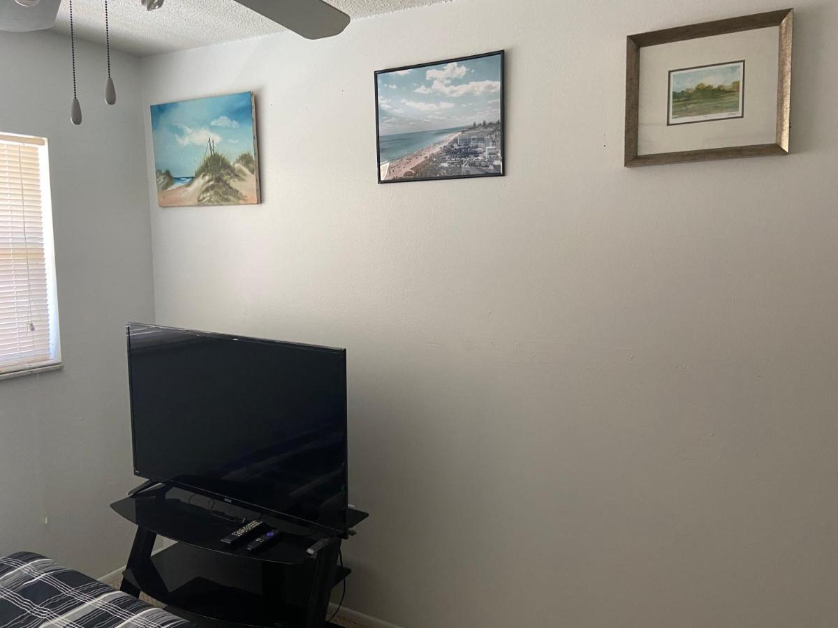 Private Room In A 2 Bedroom 1 Bathroom Shared With Host, On The Beach, Surrounded By Resorts, Only 2 People Max セント・ピート・ビーチ エクステリア 写真