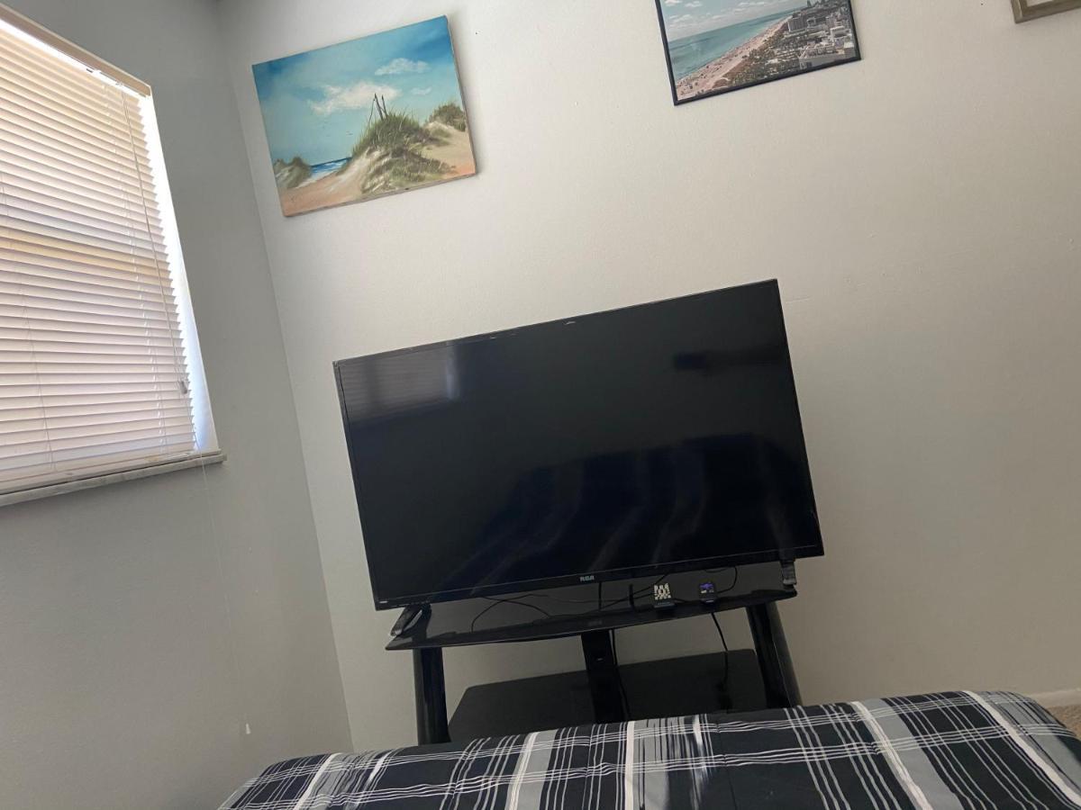 Private Room In A 2 Bedroom 1 Bathroom Shared With Host, On The Beach, Surrounded By Resorts, Only 2 People Max セント・ピート・ビーチ エクステリア 写真