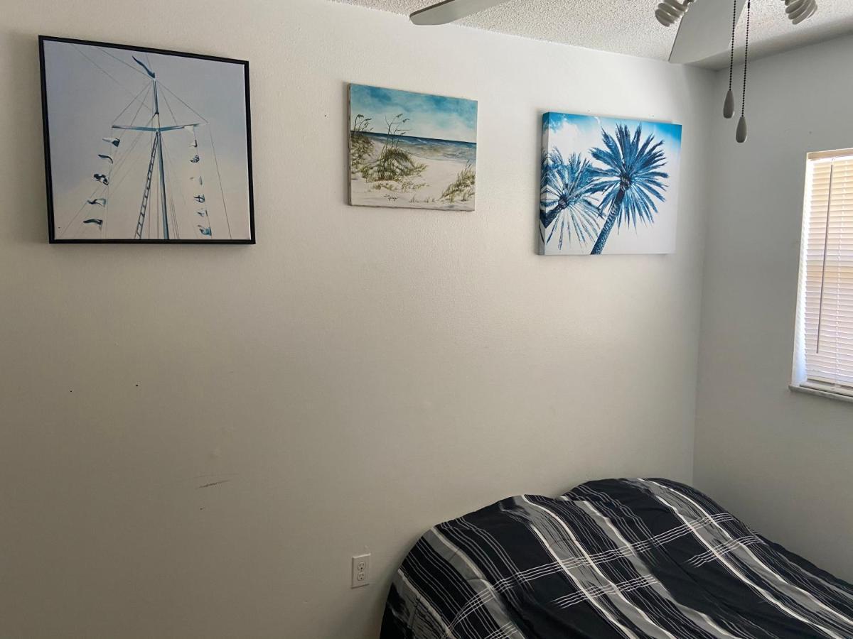 Private Room In A 2 Bedroom 1 Bathroom Shared With Host, On The Beach, Surrounded By Resorts, Only 2 People Max セント・ピート・ビーチ エクステリア 写真